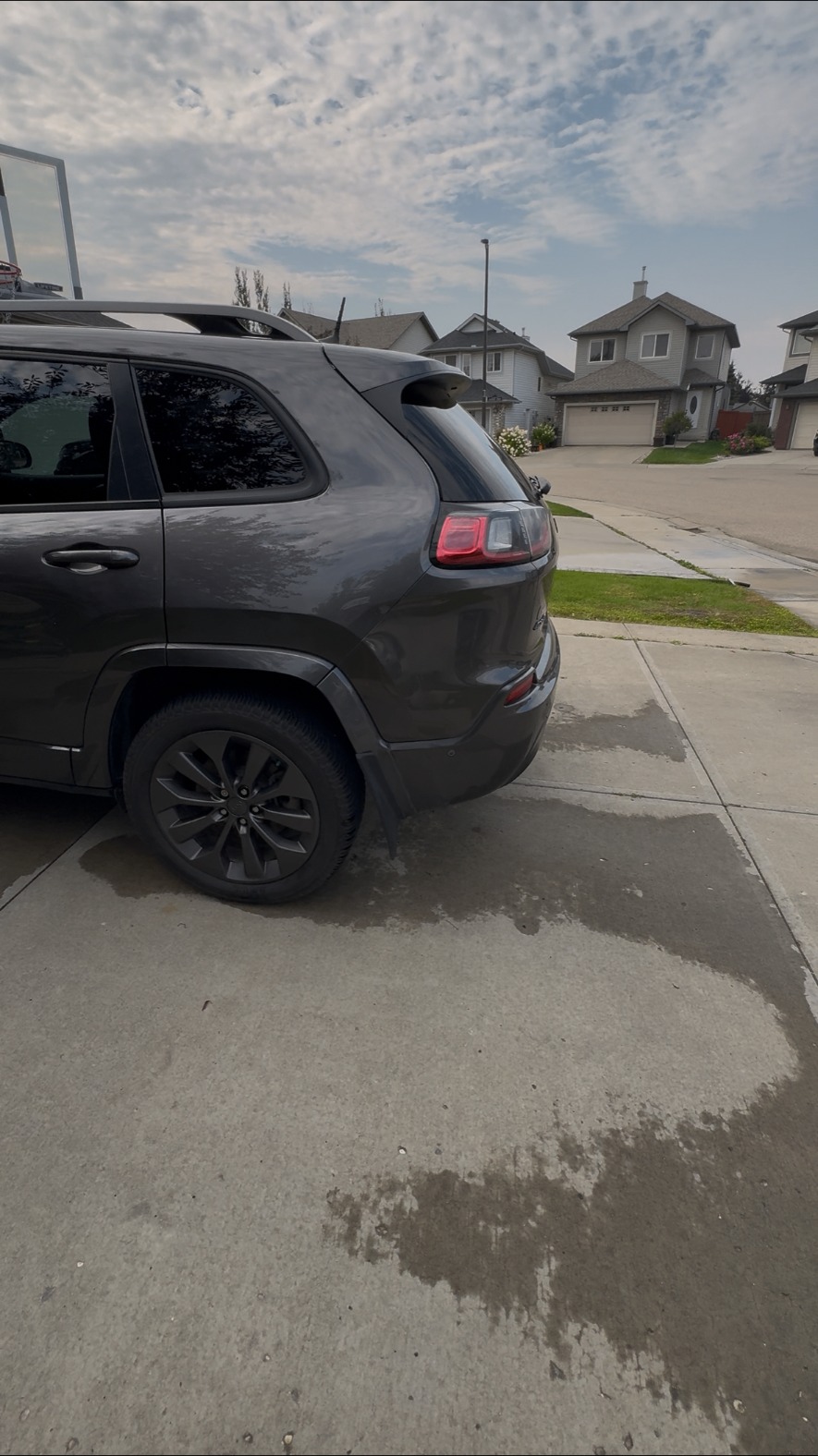 The same Jeep Cherokee rear washed and shining after detailing