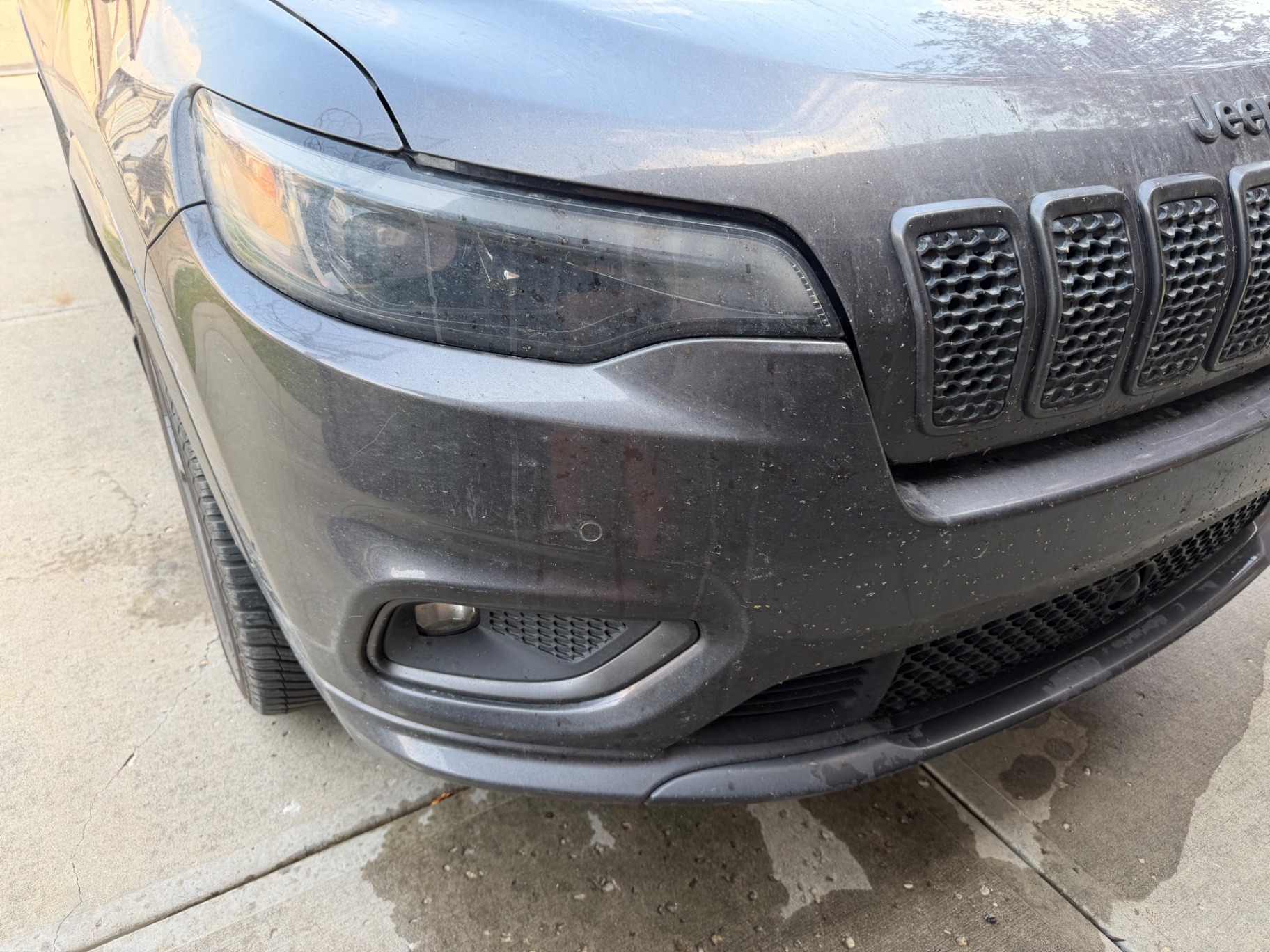 Dusty grey Jeep Cherokee front end before detailing