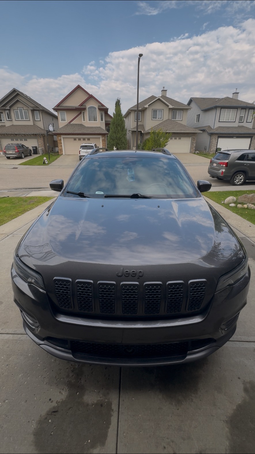 The same Jeep Cherokee front end clean and glossy after detailing
